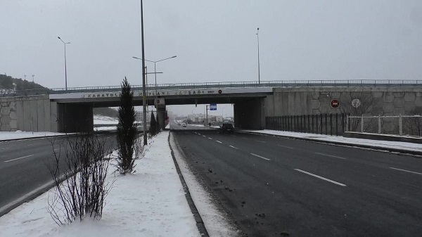 Foto - Boyları 1 metreyi buldu! Araçlar büyük tehlike altında