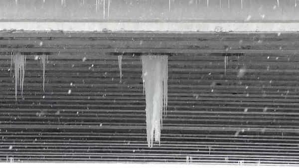 Foto - Boyları 1 metreyi buldu! Araçlar büyük tehlike altında