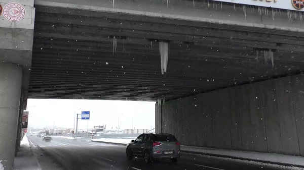 Foto - Boyları 1 metreyi buldu! Araçlar büyük tehlike altında