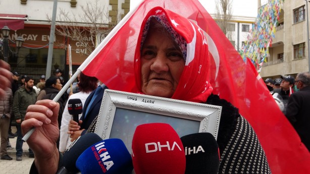 Foto - Böyle alçaklık görülmedi! Evlat nöbetindeki aileler ağlarken HDP'liler müzik çaldı