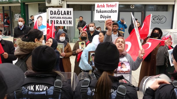 Foto - Böyle alçaklık görülmedi! Evlat nöbetindeki aileler ağlarken HDP'liler müzik çaldı