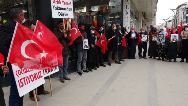 Foto - Böyle alçaklık görülmedi! Evlat nöbetindeki aileler ağlarken HDP'liler müzik çaldı