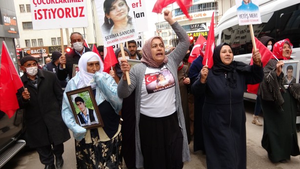 Foto - Böyle alçaklık görülmedi! Evlat nöbetindeki aileler ağlarken HDP'liler müzik çaldı