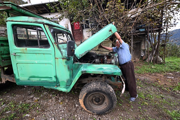 Foto - Böyle araba sevdası görülmedi! Kendi 83 arabası 70 yaşında