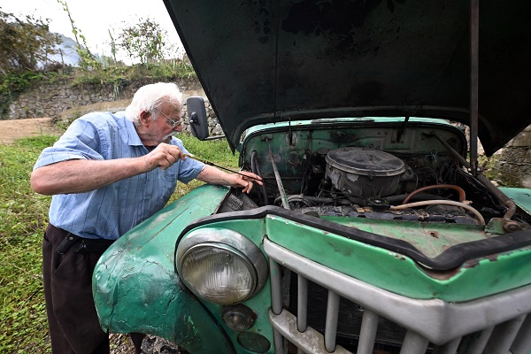 Foto - Böyle araba sevdası görülmedi! Kendi 83 arabası 70 yaşında