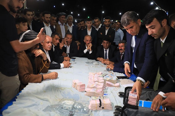 Foto - Böyle aşiret düğünü görülmedi! Takılan para dudak uçuklatacak türden