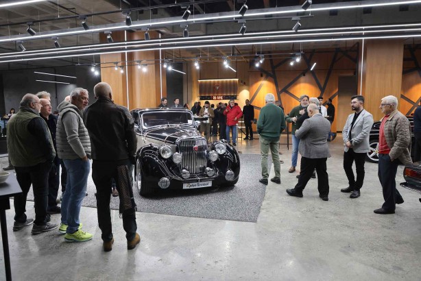 Böyle bir müzayede görülmedi! 1 saatte 15 milyon 350 bin TL değerindeki klasik araçlar yeni sahipleriyle buluştu!