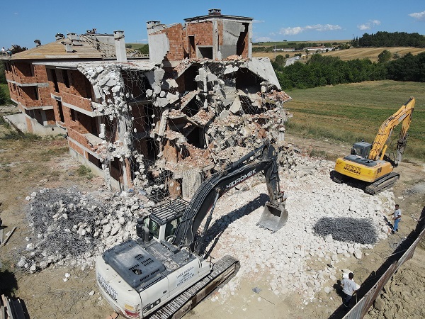 Foto - Böyle bir olay daha önce yaşanmadı| Müteahhit milyonluk sitelerini yıktırdı!