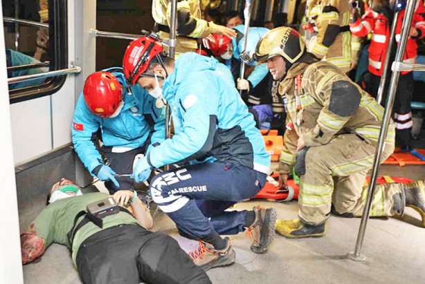 Foto - Böyle bir senaryoyla karşılaşmak istemeyiz... Her yer kan gölüne döndü: Metro’da feci kaza