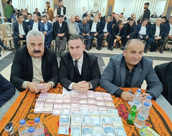 Böyle düğün görülmedi! Gelin altınları taşımakta zorlandı