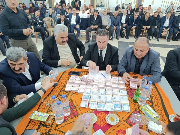 Foto - Böyle düğün görülmedi! Gelin altınları taşımakta zorlandı