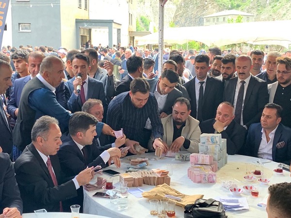 Foto - Böyle düğün görülmedi! Gelin damat takıları taşıyamadı