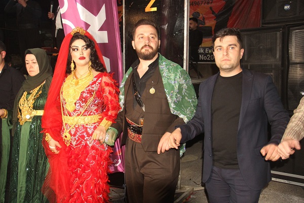 Böyle düğün görülmedi! Gelin damat takıları taşıyamadı