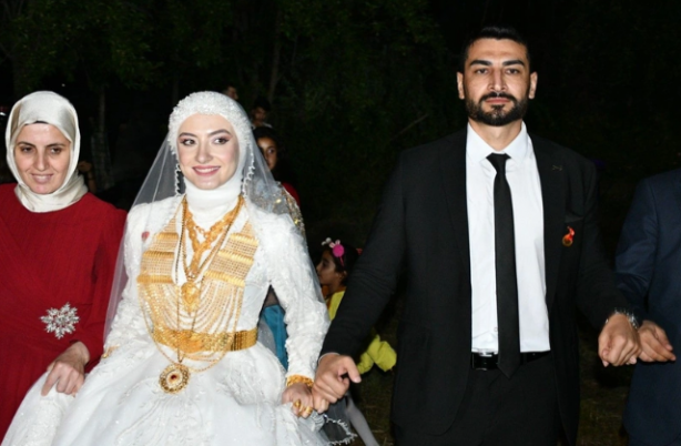 Foto - Böyle düğün görülmedi! Paralar valizlere altınlar boyunlara sığmadı