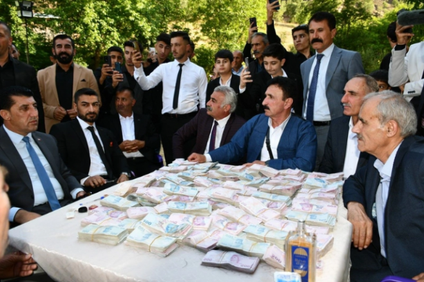 Foto - Böyle düğün görülmedi! Paralar valizlere altınlar boyunlara sığmadı