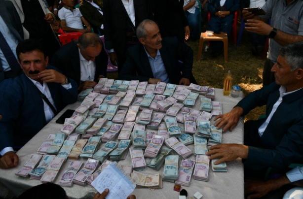 Foto - Böyle düğün görülmedi! Paralar valizlere altınlar boyunlara sığmadı