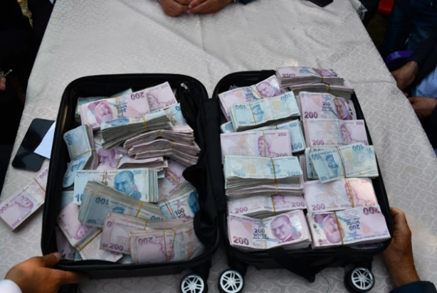 Foto - Böyle düğün görülmedi! Paralar valizlere altınlar boyunlara sığmadı