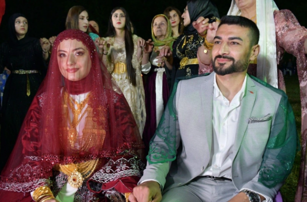 Böyle düğün görülmedi! Paralar valizlere altınlar boyunlara sığmadı