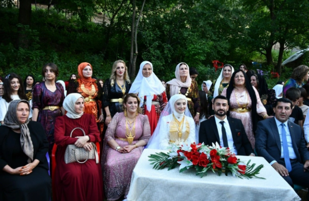 Foto - Böyle düğün görülmedi! Paralar valizlere altınlar boyunlara sığmadı