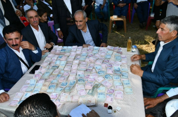 Foto - Böyle düğün görülmedi! Paralar valizlere altınlar boyunlara sığmadı