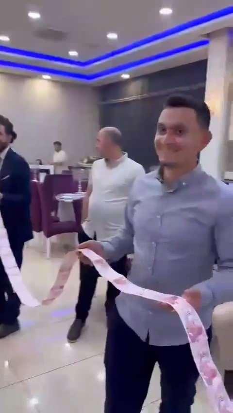 Böyle düğün hediyesi görülmedi: Davetliler şaşkınlıklarını gizleyemedi, tam 45 metre!