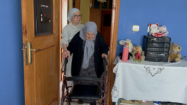 Foto - Böyle evlattan Allah razı olsun! 89 yaşındaki annesine gözü gibi bakıyor