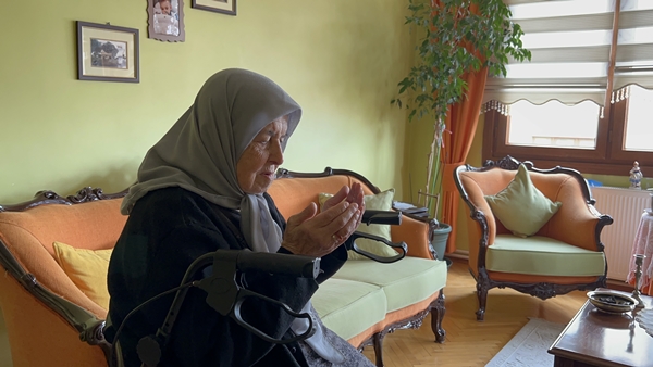 Foto - Böyle evlattan Allah razı olsun! 89 yaşındaki annesine gözü gibi bakıyor