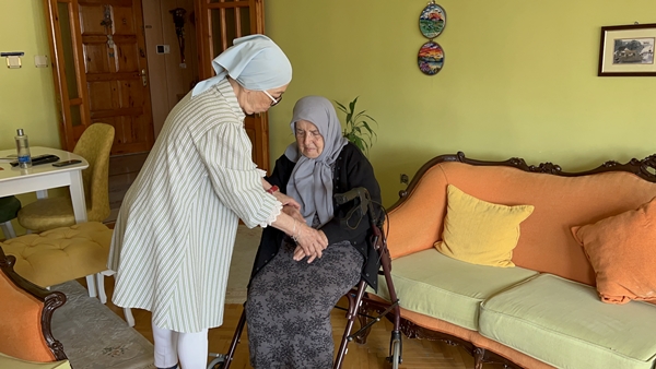 Foto - Böyle evlattan Allah razı olsun! 89 yaşındaki annesine gözü gibi bakıyor