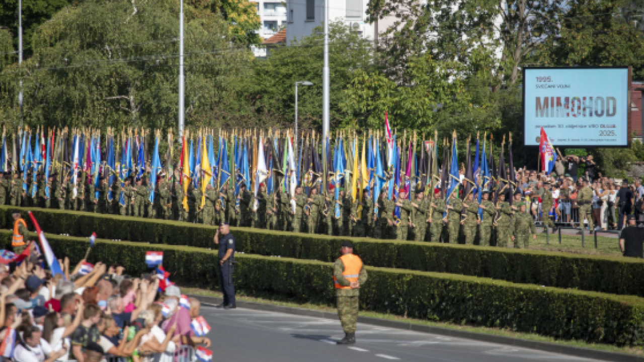 Foto - Böyle gözdağı ne görüldü, ne duyuldu: Bayraktar TB2 SİHA'ları sokağa indirdiler