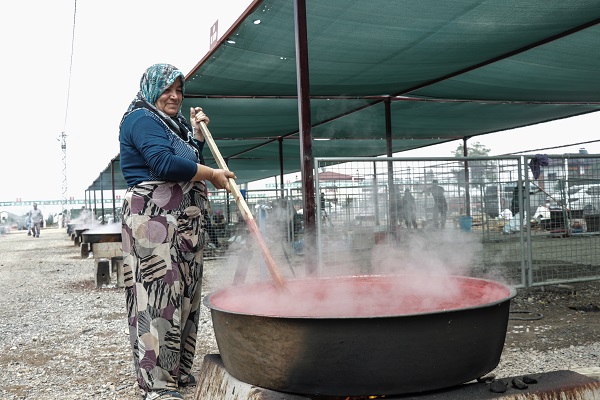 Böyle hizmet görülmedi! O ilimizde her mahalleye salça kazanı yerleştirildi