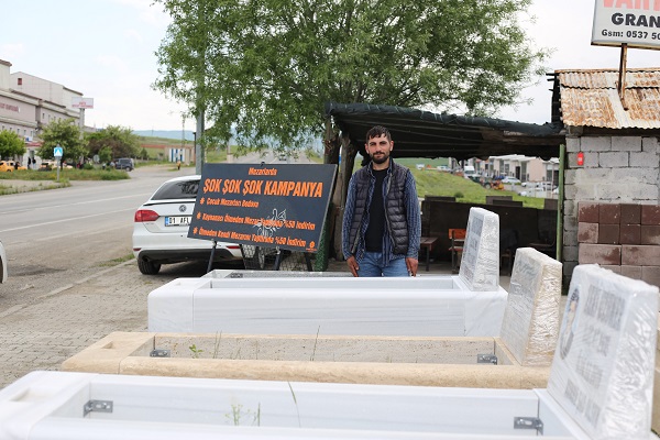 Foto - Böyle kampanya görülmedi! Ölmeyen kaynanaya mezar taşı yüzde 50 indirimli