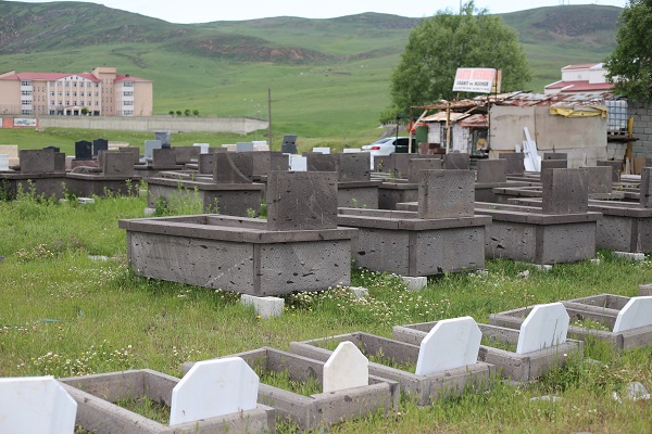 Foto - Böyle kampanya görülmedi! Ölmeyen kaynanaya mezar taşı yüzde 50 indirimli