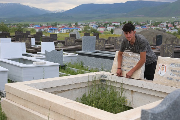 Foto - Böyle kampanya görülmedi! Ölmeyen kaynanaya mezar taşı yüzde 50 indirimli
