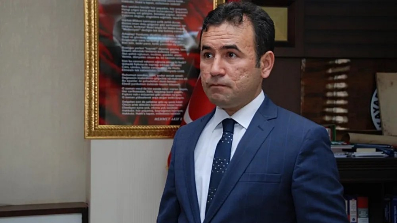 Böyle kaymakam olmaz olsun! Tüh senin suratına