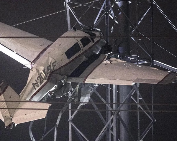 Böyle kaza görülmedi! Uçak, yüksek gerilim hattında asılı kaldı