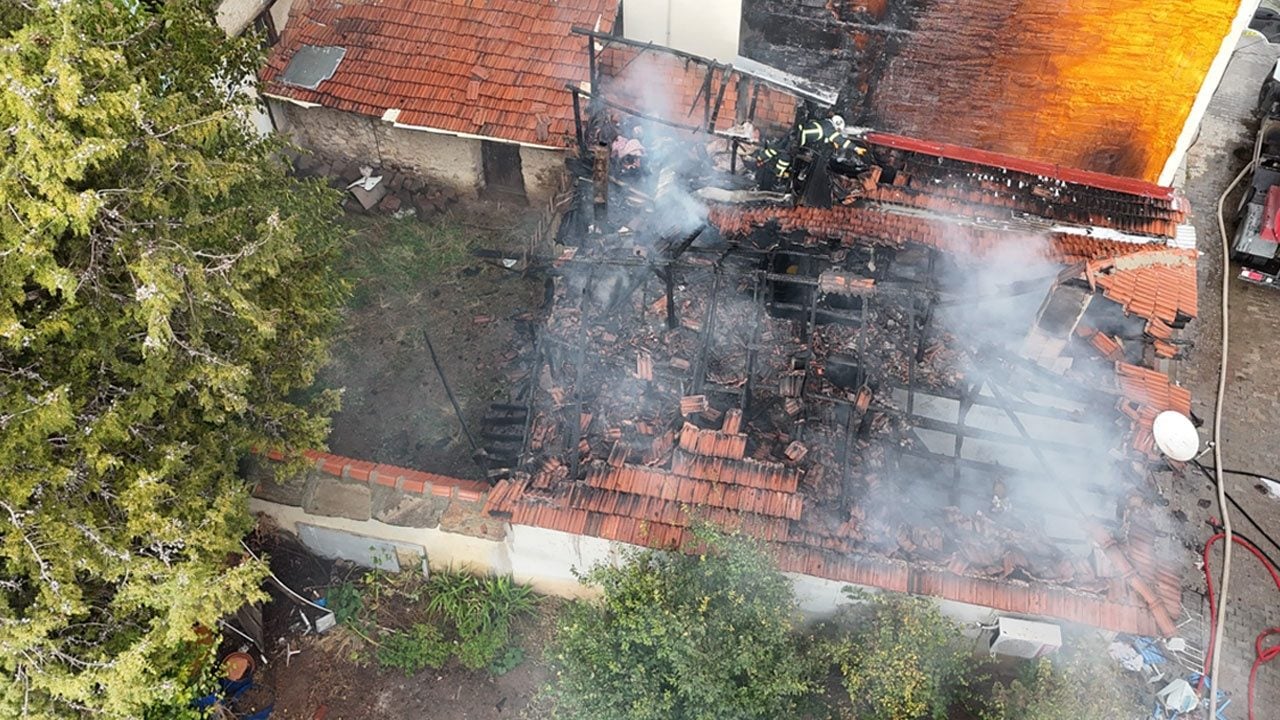 Foto - Böyle kızın varsa düşmana ne gerek var! Annesinin evini kundaklayıp kaçtı