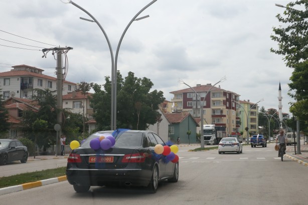 Böyle makam aracına can feda! Tokat Valisi Numan Hatipoğlu gönülleri fethetti
