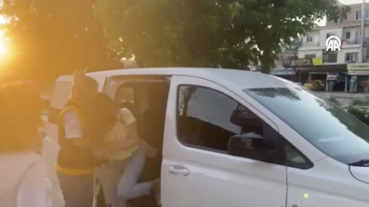 Foto - Böyle öğretmen olmaz olsun! Senin yatacak yerin yok kadın