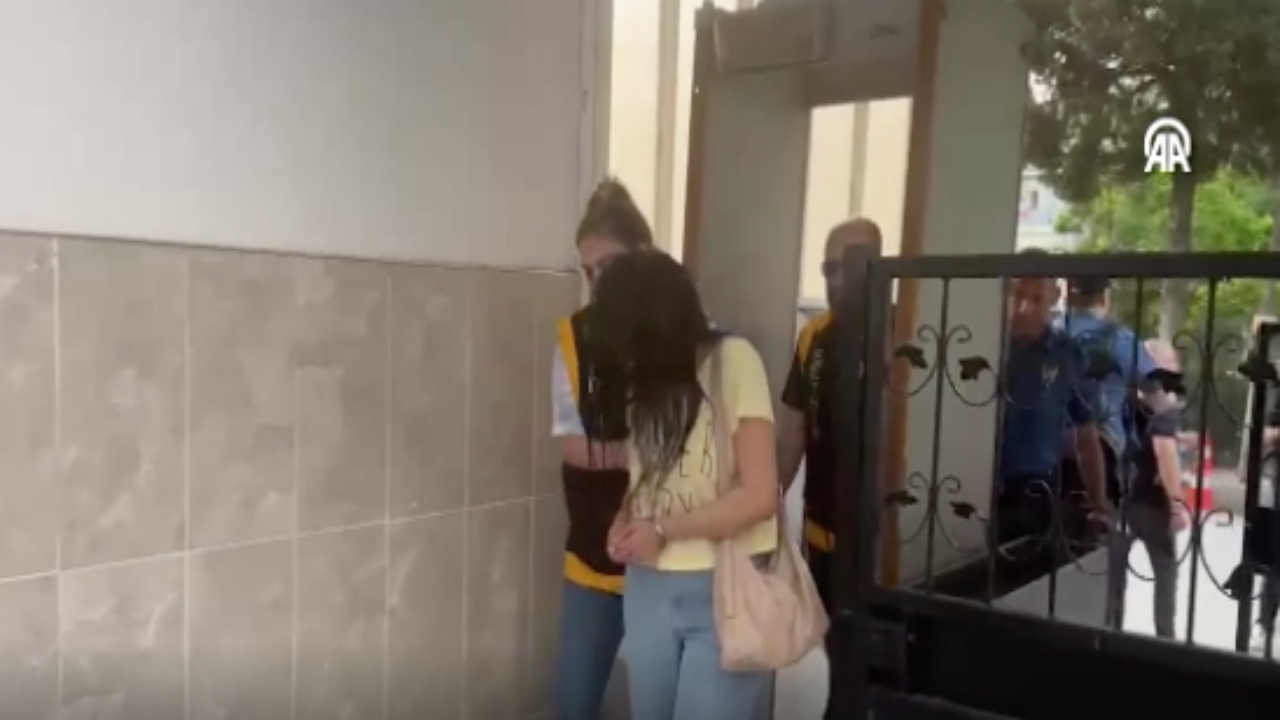 Böyle öğretmen olmaz olsun! Senin yatacak yerin yok kadın