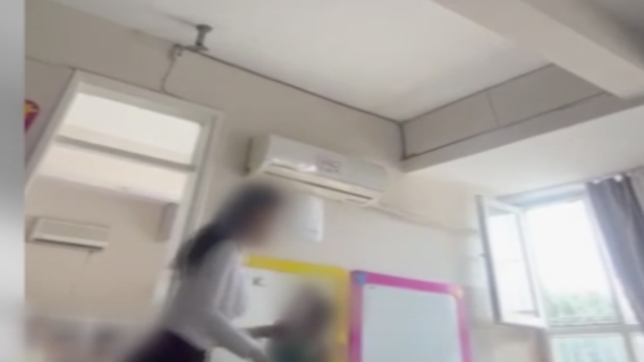 Foto - Böyle öğretmen olmaz olsun! Senin yatacak yerin yok kadın