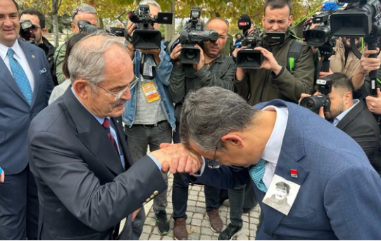 Foto - Böyle olur CHP’nin değişimi! 86'lık Yılmaz Büyükerşen'e yeni koltuk icat edildi