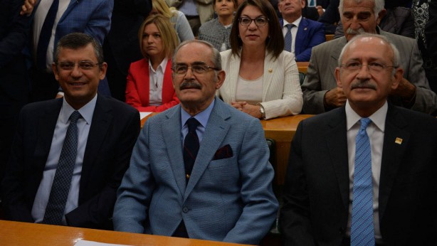 Böyle olur CHP’nin değişimi! 86'lık Yılmaz Büyükerşen'e yeni koltuk icat edildi