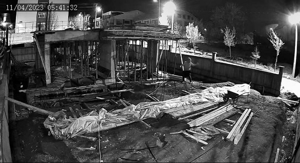 Böyle pişkinlik olmaz! Dans ederek hırsızlık yapan kişi kameralara yakalandı