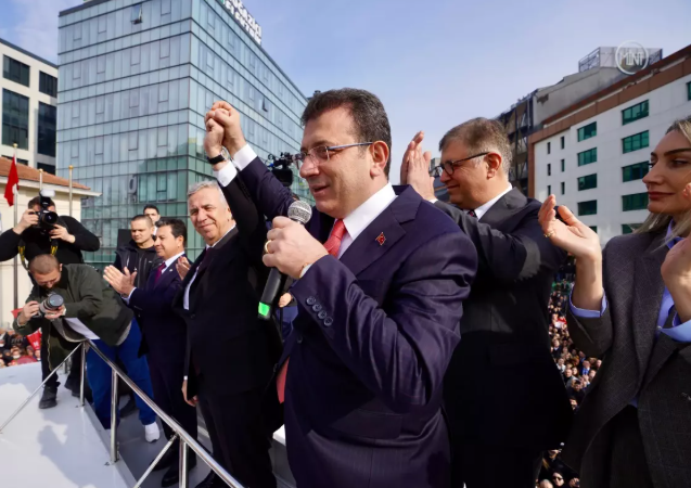 Foto - Böyle provokasyon görülmedi! CHP bunu da yaptı! Selim Kiraz’ı şehit eden DHKP-C’nin sloganını savcının şehit edildiği yerde söylediler