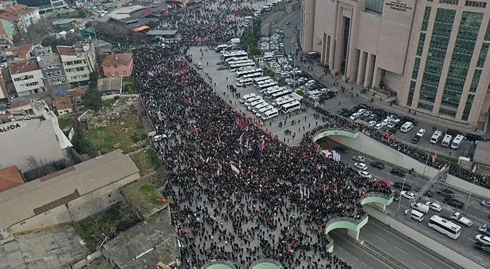 Foto - Böyle provokasyon görülmedi! CHP bunu da yaptı! Selim Kiraz’ı şehit eden DHKP-C’nin sloganını savcının şehit edildiği yerde söylediler