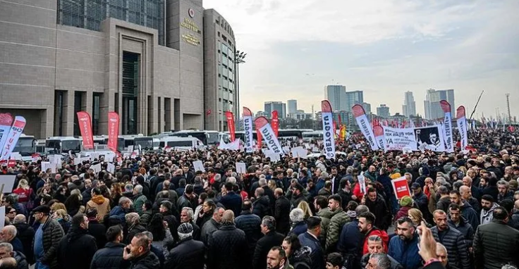 Böyle provokasyon görülmedi! CHP bunu da yaptı! Selim Kiraz’ı şehit eden DHKP-C’nin sloganını savcının şehit edildiği yerde söylediler