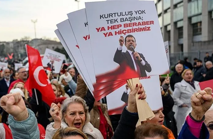 Foto - Böyle provokasyon görülmedi! CHP bunu da yaptı! Selim Kiraz’ı şehit eden DHKP-C’nin sloganını savcının şehit edildiği yerde söylediler