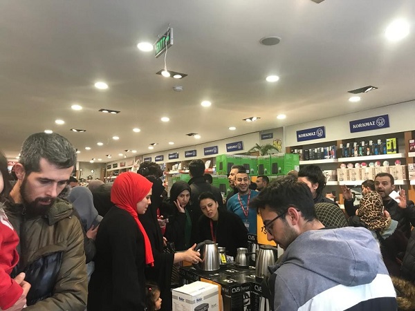 Foto - Böyle şey görülmedi! Mağaza önünde birbirlerini ısırdılar