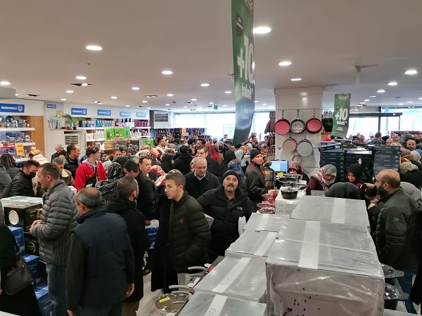 Foto - Böyle şey görülmedi! Mağaza önünde birbirlerini ısırdılar