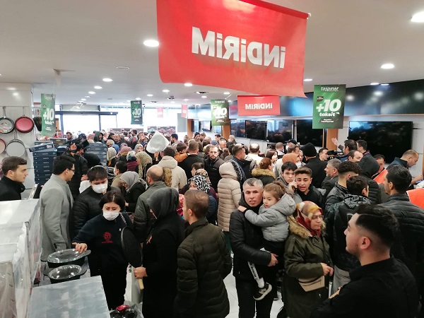 Foto - Böyle şey görülmedi! Mağaza önünde birbirlerini ısırdılar